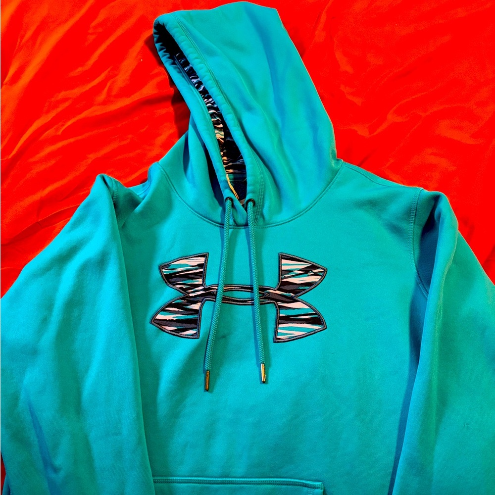 Woman’s UA Hoodie Medium